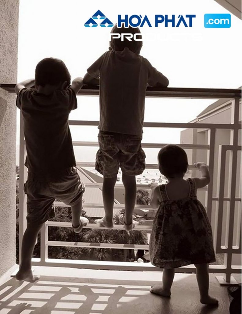 Trẻ nhỏ nô đàu ngoài hành lang tiềm ẩn nhiều nguy hiểm