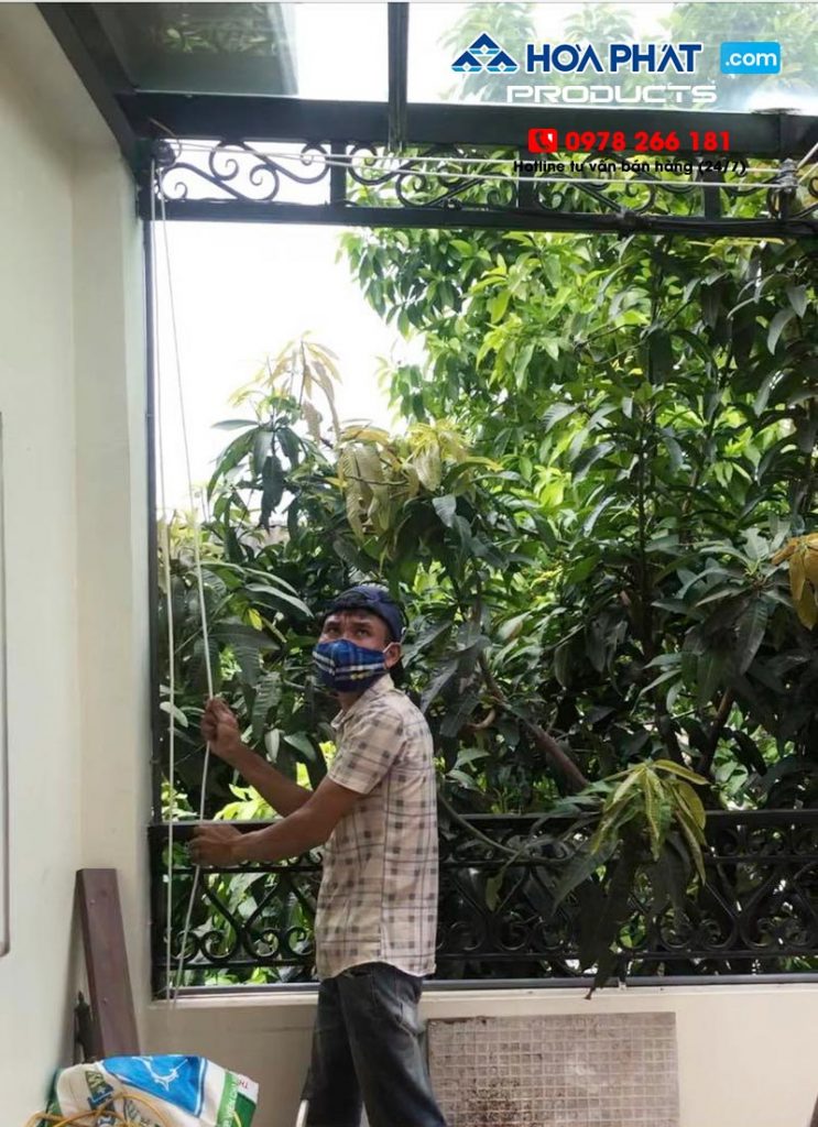 Sử dụng tay kéo dây để điều chỉnh sự ra vào của bạt