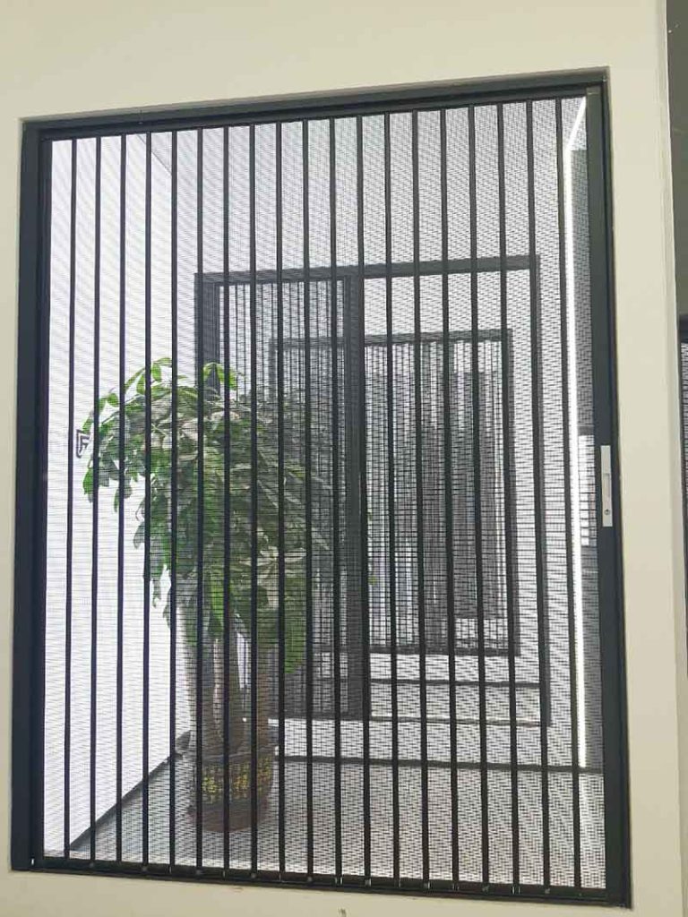 Cửa lưới chống muỗi hệ xếp lá nhôm Hòa Phát cao cấp