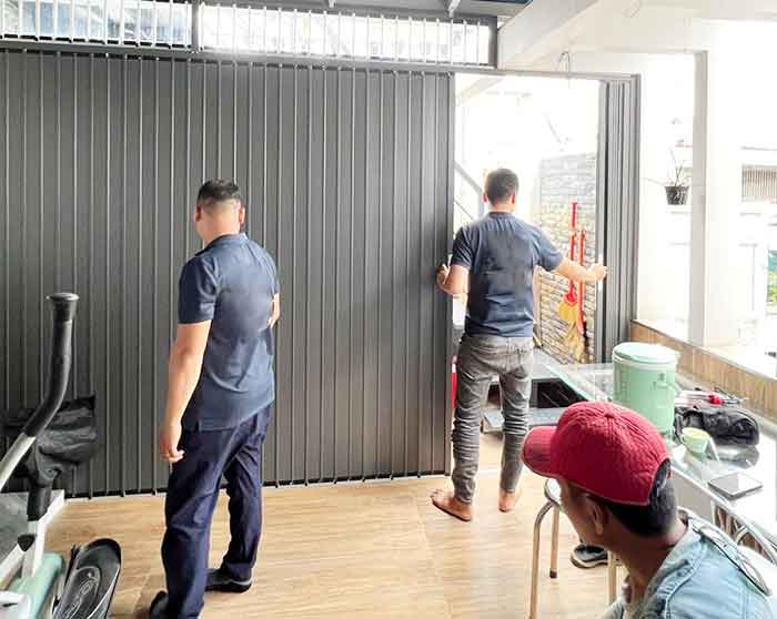 Cửa xếp lá nhôm kín đặc Hòa Phát lắp như vách tường, tạo không gian ngăn chia chắc chắn và kín đáo.