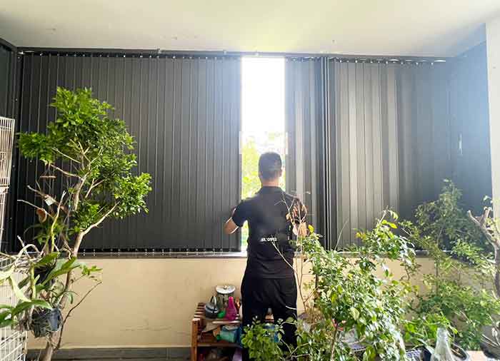 Cửa xếp lá nhôm kín Hòa Phát che chắn ban công, sân thượng, hỗ trợ hạn chế nắng mưa và tăng sự riêng tư.