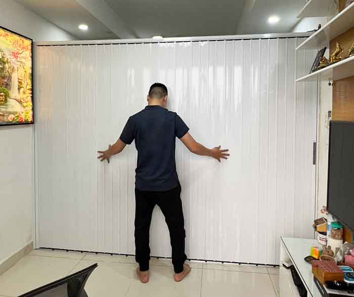 Vách ngăn cửa xếp lá nhôm kín màu trắng, thiết kế gọn gàng, chắc chắn và phù hợp với không gian hiện đại.