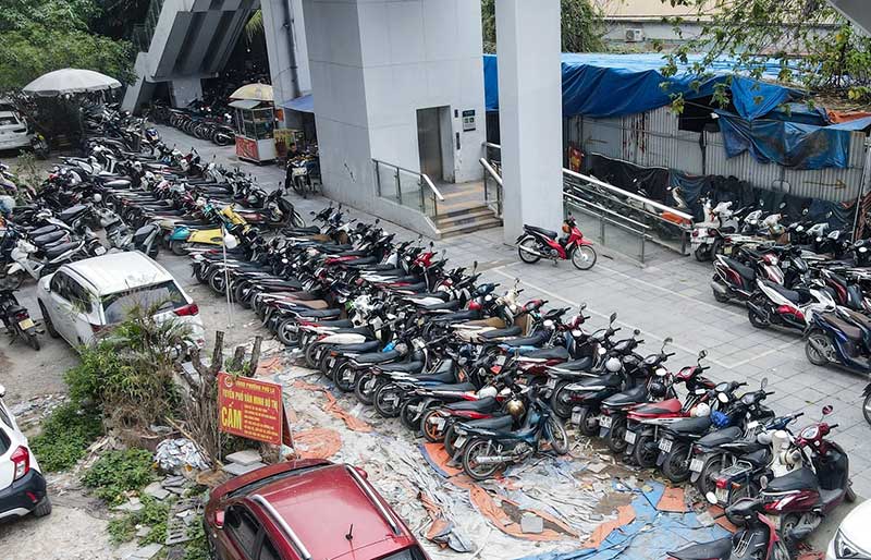 Bãi xe ngoài trời chưa có mái che