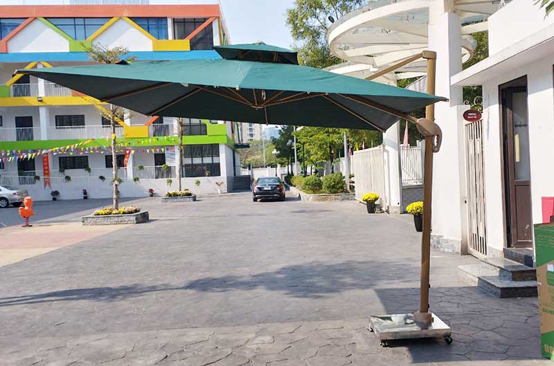 Ô dù lệch tâm vuông xoay 360 độ che nắng tại sân trường học